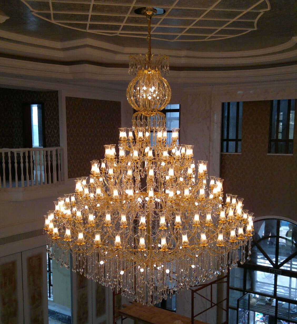 Extrem Großer Kristall Kronleuchter mit 150 dimmbaren Leuchten in satiniertem Gold, Ø350cm, funkelnde Bleikristalle, Luxusbeleuchtung.