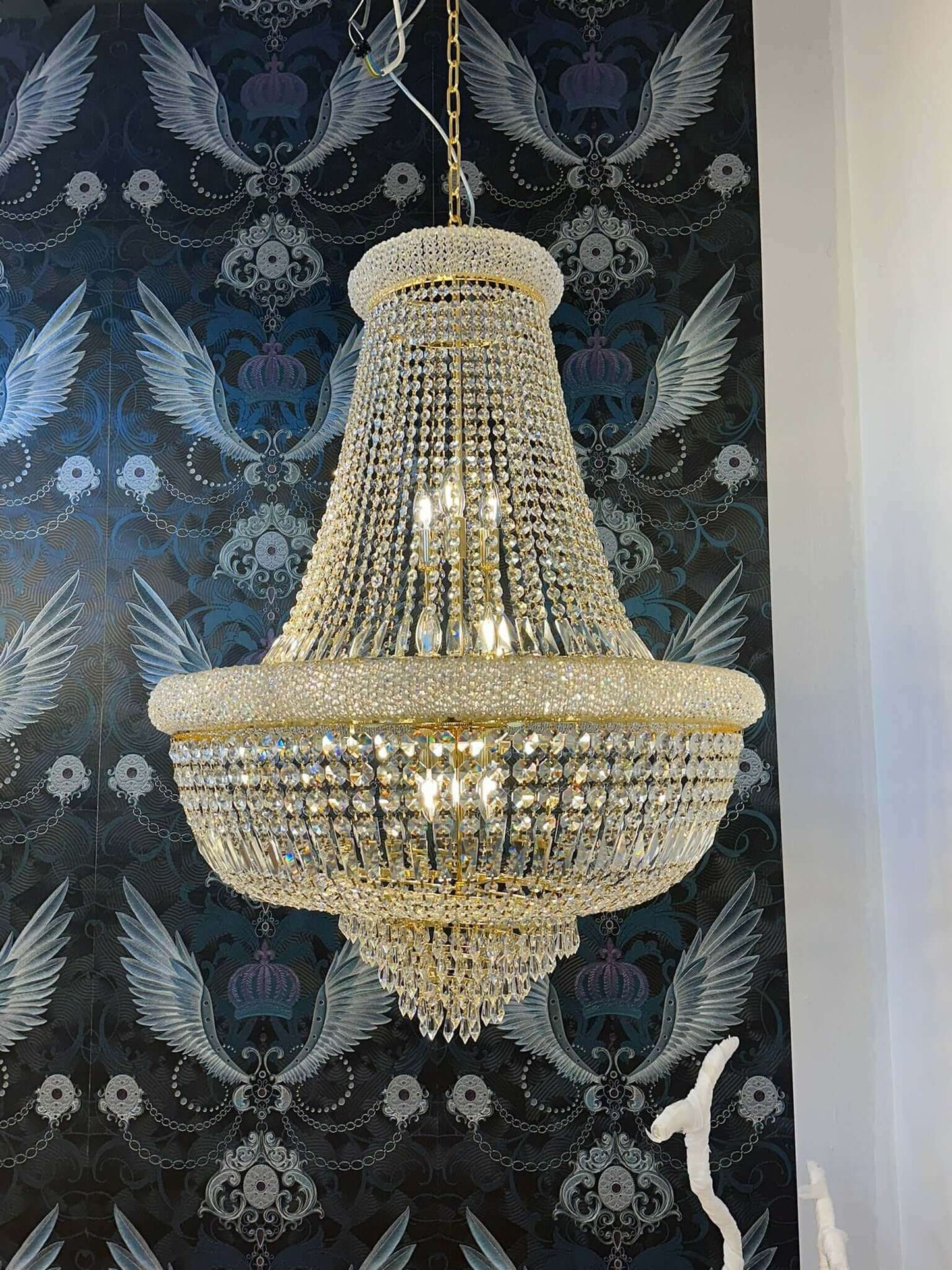 Luxurious gold and crystal basket chandelier with sparkling details, featuring a dimmable, Ø80cm diameter design.