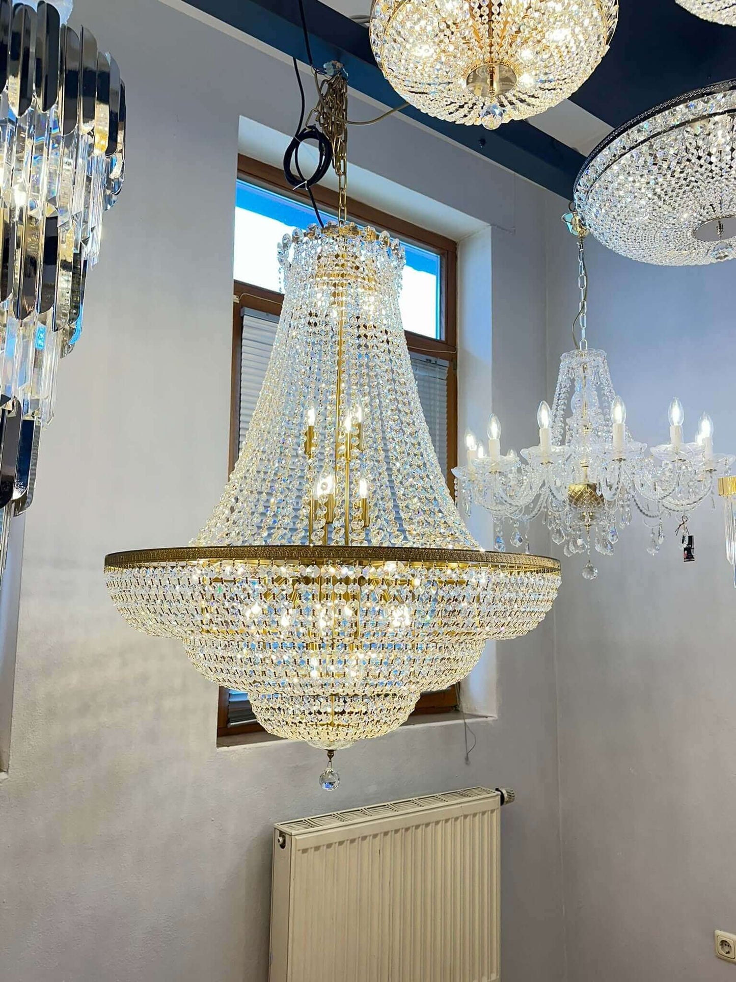 Luxuriöse Kristall Hängeleuchte, ideal für Treppenhaus Galerie, 90cm Durchmesser, 110cm Höhe, aus Messing und Glas mit Spezialgold-Finish.