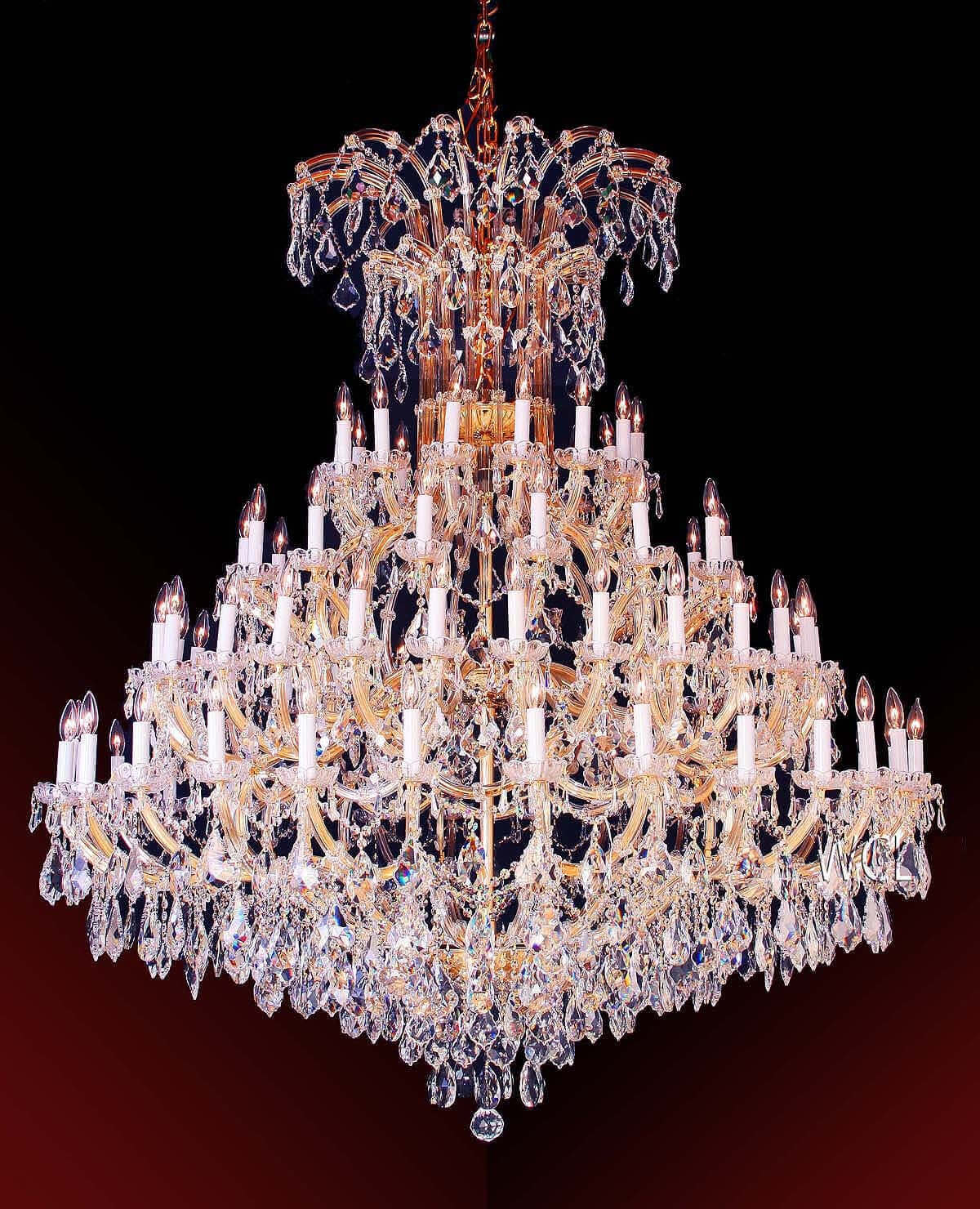 Kristall Kronleuchter Maria Theresia in Goldfarben, Ø150cm, mit 84 Leuchten, aus Metall und geschliffenem Kristallglas.