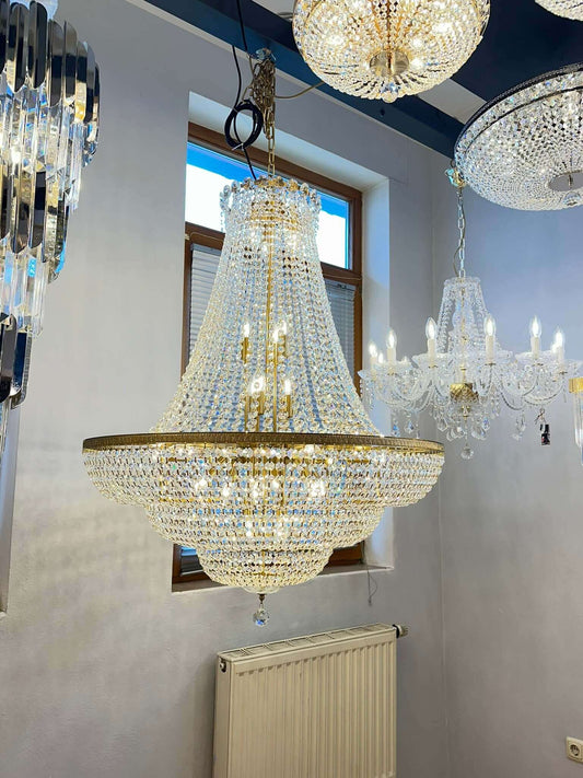 Luxuriöse Kristall Hängeleuchte, ideal für Treppenhaus Galerie, 90cm Durchmesser, 110cm Höhe, aus Messing und Glas mit Spezialgold-Finish.