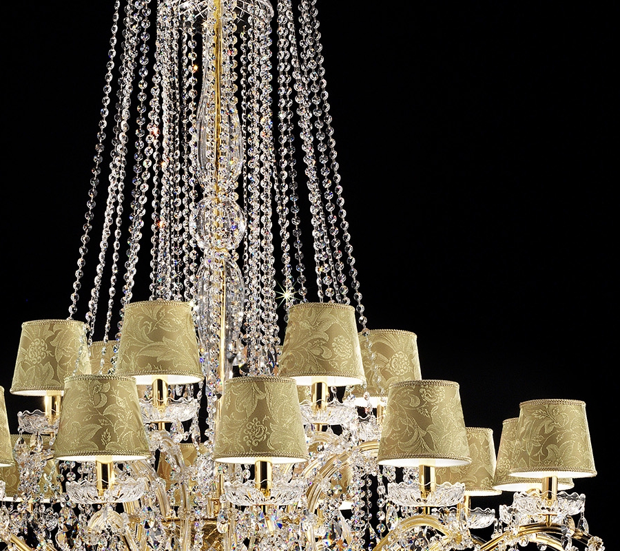 Masiero Maria Theresa Kronleuchter Ø140cm 18 Leuchten mit funkelnden Kristallen Goldfarben für das Treppenhaus